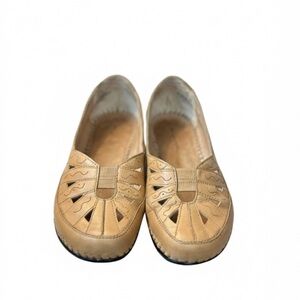 Easy Spirit Women's EBDIXIE Cut-out Camel Leather Loafers